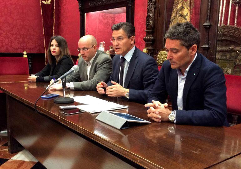 Rueda de prensa sobre el AVE y las infraestructuras del grupo de Ciudadanos en el Ayuntamiento de Granada