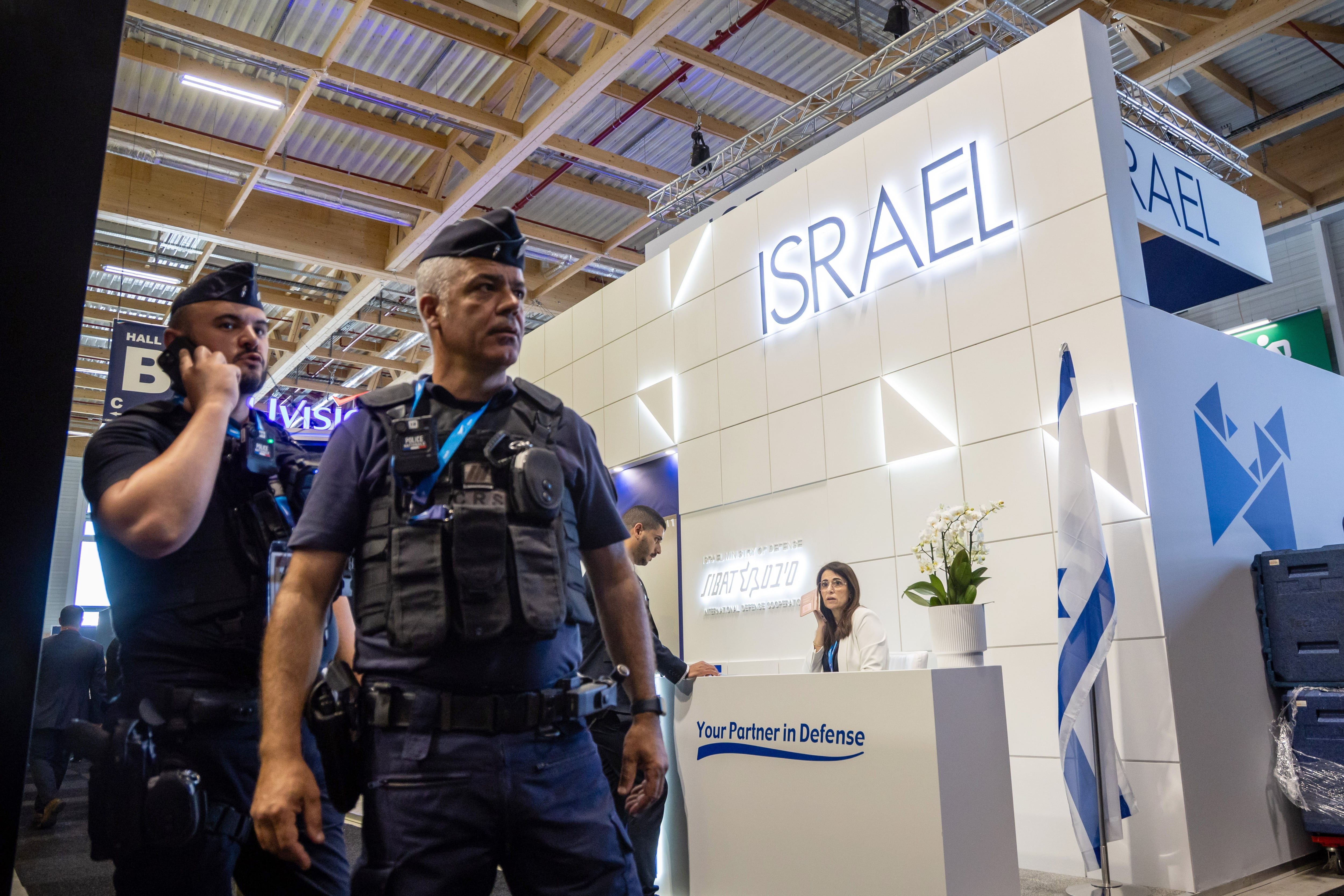 La policía francesa, en el stand del Ministerio de Defensa de Israel, en la 55.ª edición del Salón Aeronáutico Internacional de París, el 16 de junio de 2025. EFE.