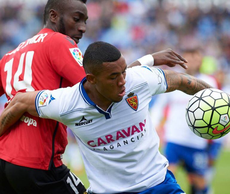 Freddy Hinestroza disputa un balón durante el último partido jugado en la Romareda