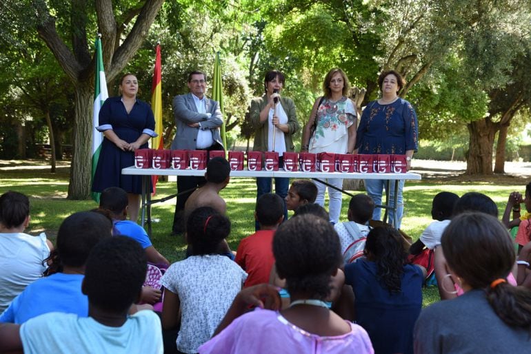 Bienvenida a los niños en la Ciudad Deportiva de la Diputación de Armilla