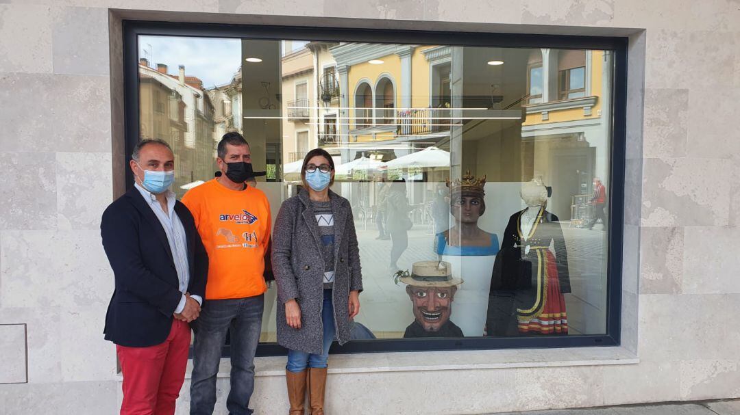 Emilio Berzosa y Raquel González acompañan a Santiago Bustillo, presidente de la Asociación de Gigantes y Cabezudos