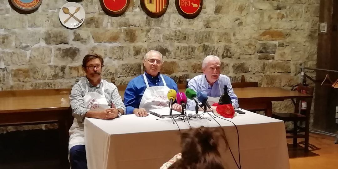 La junta de la sociedad Napardi anunciando el ganador del galardón El Gallico de Oro