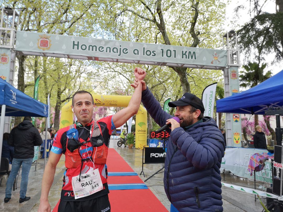 Raúl Guerrero, emocionado, a su llegada a la Alameda del Tajo