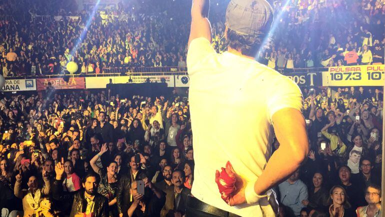 TIJ10 - TIJUANA (MÉXICO), 31/5/2015.- Fotografía cedida de este 30 de mayo de 2015, del cantante español Enrique Iglesias quien sufrió varios cortes en una mano durante una presentación que tuvo anoche en Tijuana, México y tuvo que ser atendido por person