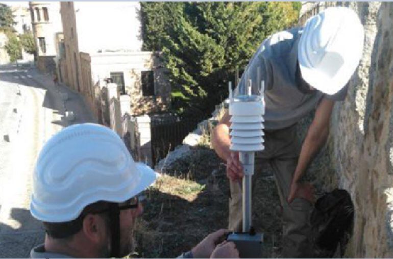 Técnicos del proyecto Smart Heritage City instalan uno de los sensores