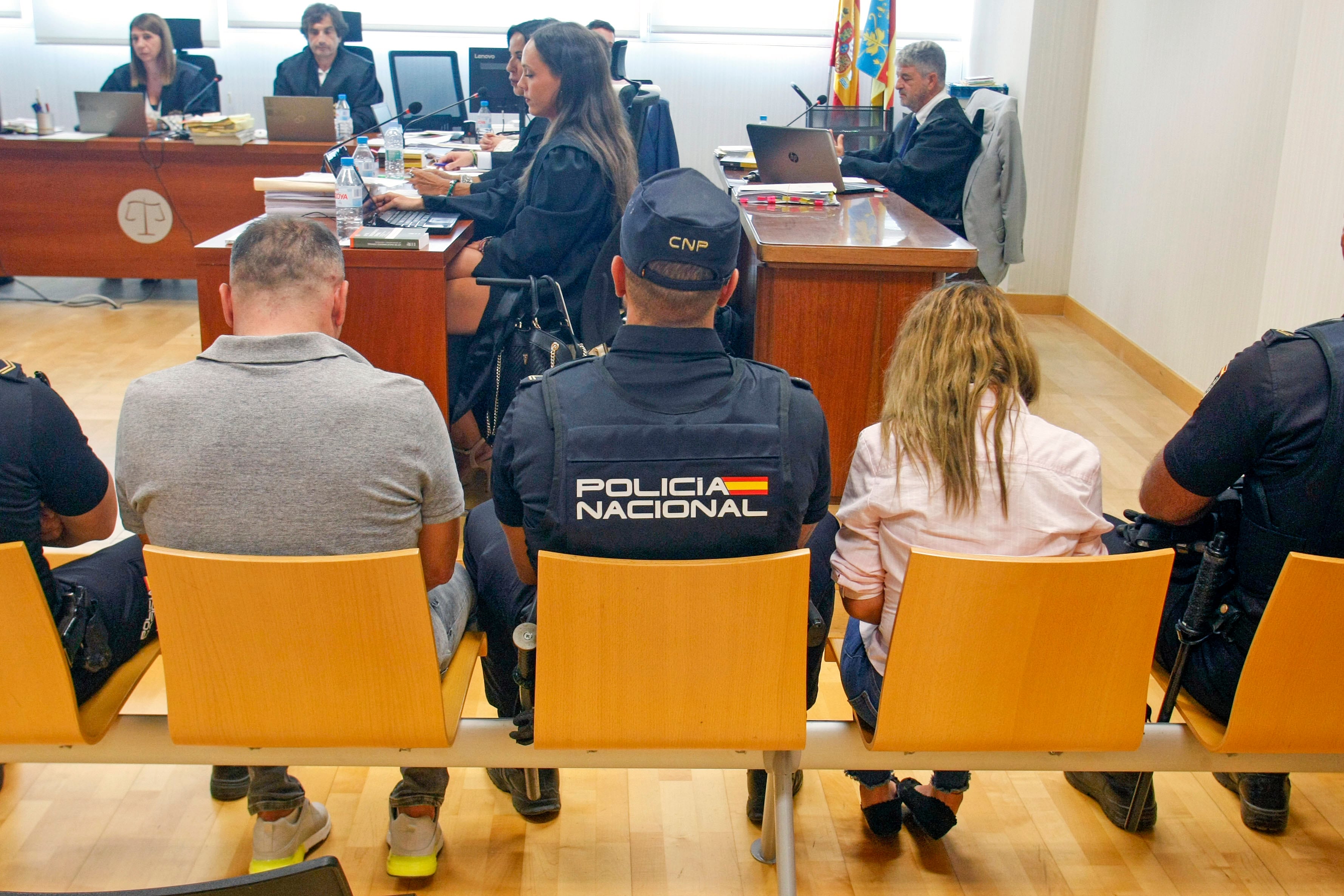 La fiscalía pide 28 años de cárcel para la madre de un bebé de siete meses, de 36 años, y también para un hombre, de 45 y pareja sentimental de ésta, por la muerte a golpes en Elche (Alicante) del menor, del que cree que era víctima de maltrato continuado por parte de los dos acusados. EFE/Morell