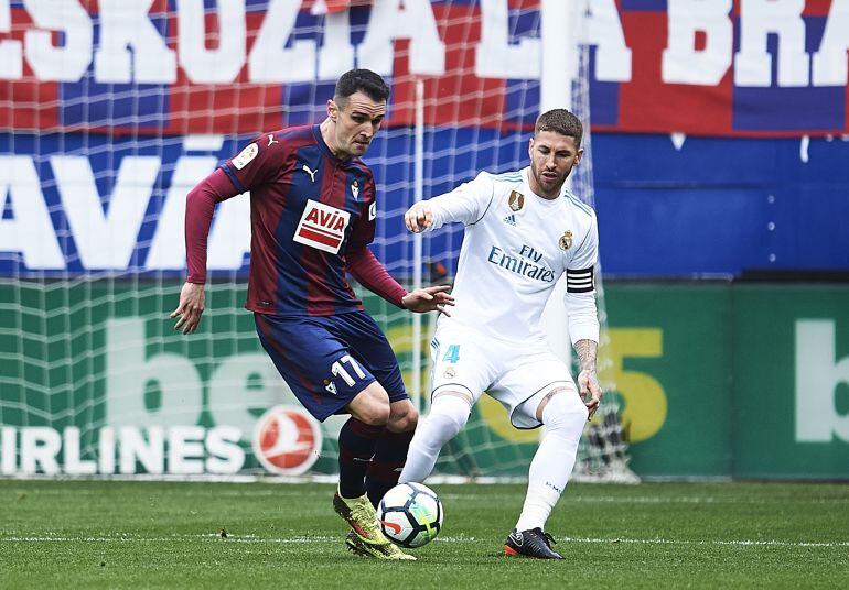 Sergio Ramos disputa un balón con Kike García durante el encuentro entre Real Madrid y Eibar en Ipurúa.