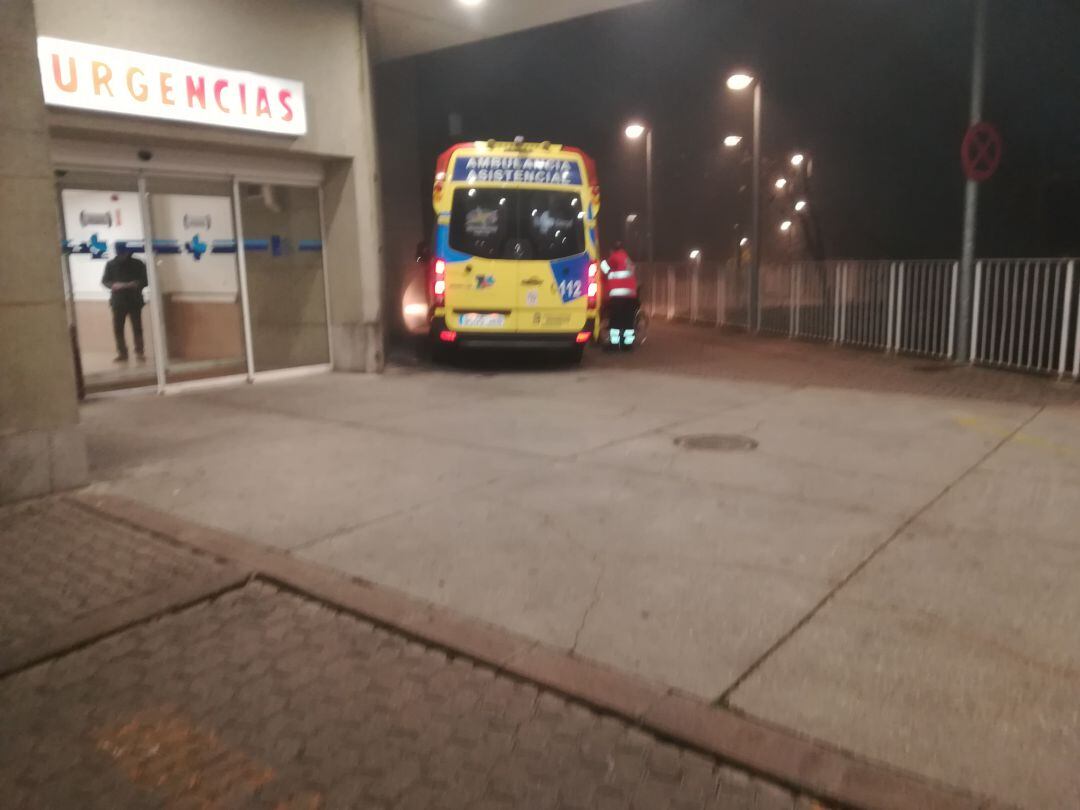 Imagen de archivo de una ambulancia en la entrada de Urgencias del Hospital Santos Reyes