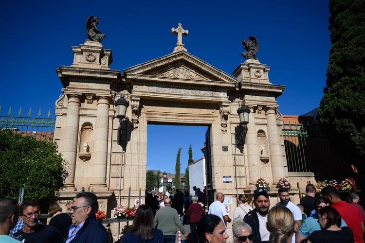 Los cementerios se ponen a punto para el día de Todos los Santos.