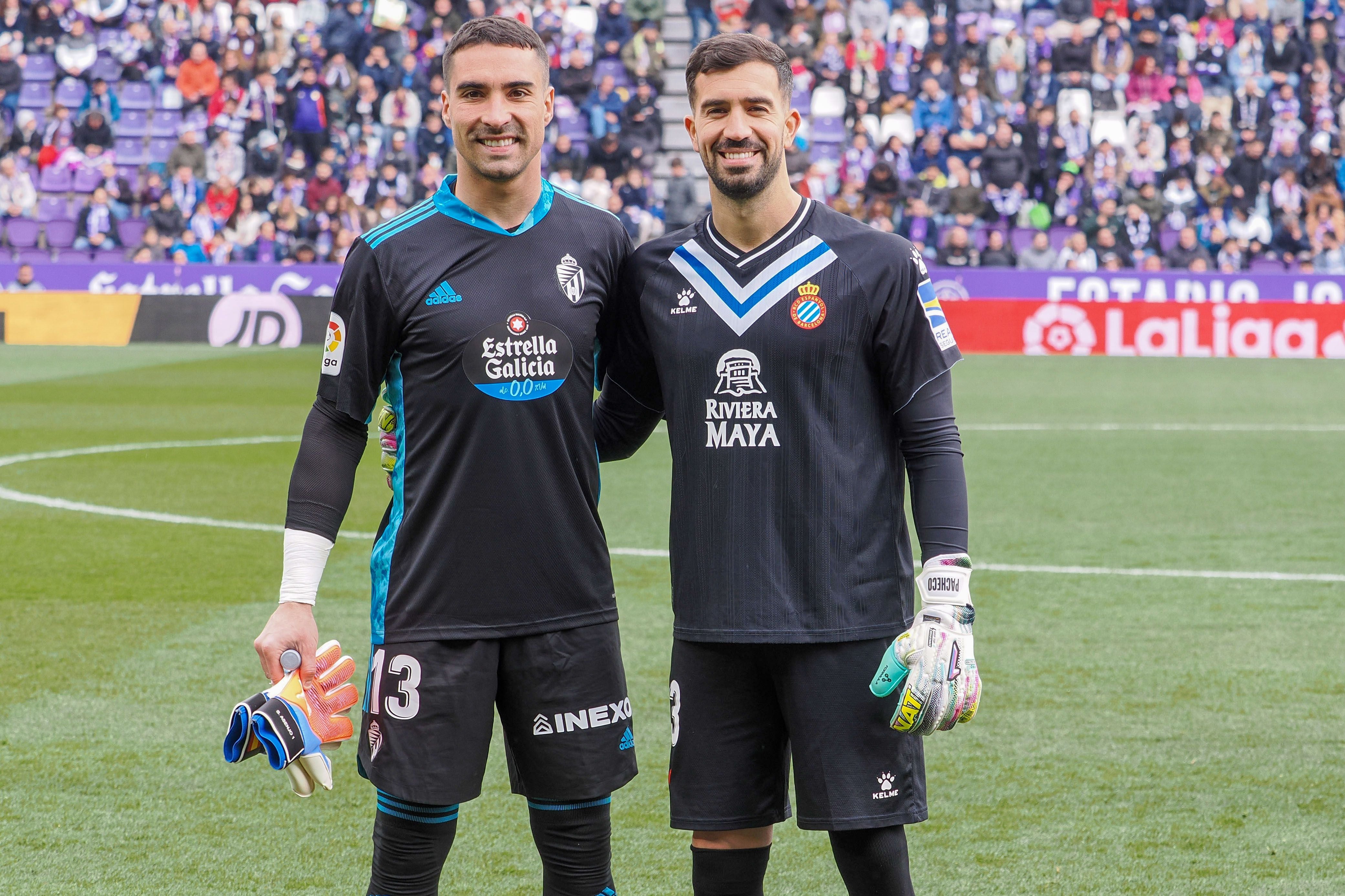 Homenaje a Iribar por parte de Sergio Asenjo (i), portero del Valladolid, y Pacheco, del Espanyol