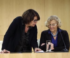 La alcaldesa de Madrid, Manuela Carmena y la delegada del Área de Medio Ambiente y Movilidad, Inés Sabanés, en la comparecencia de este viernes.