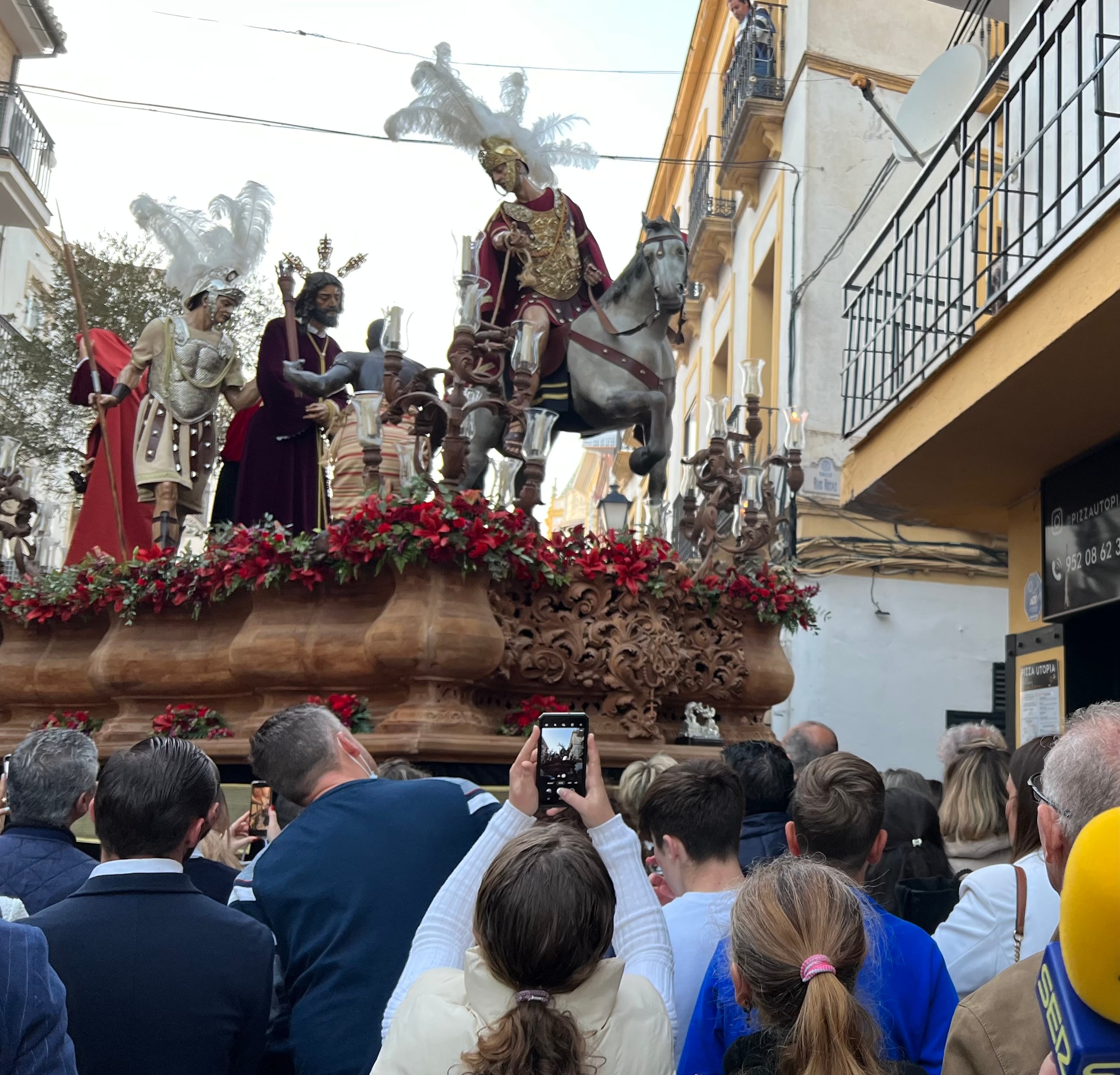 Paso de misterio de la Hermandad del Prendimiento entrando en calle Río Rosas