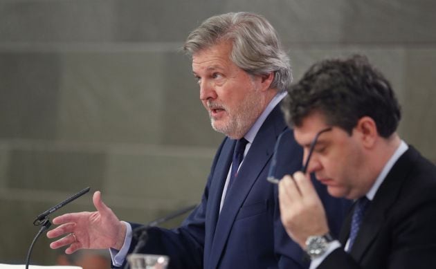 El portavoz del Ejecutivo, Iñigo Méndez de Vigo (izda), acompañado del ministro de Energía, Álvaro Nadal, durante la rueda de prensa ofrecida tras la reunión del Consejo de Ministros