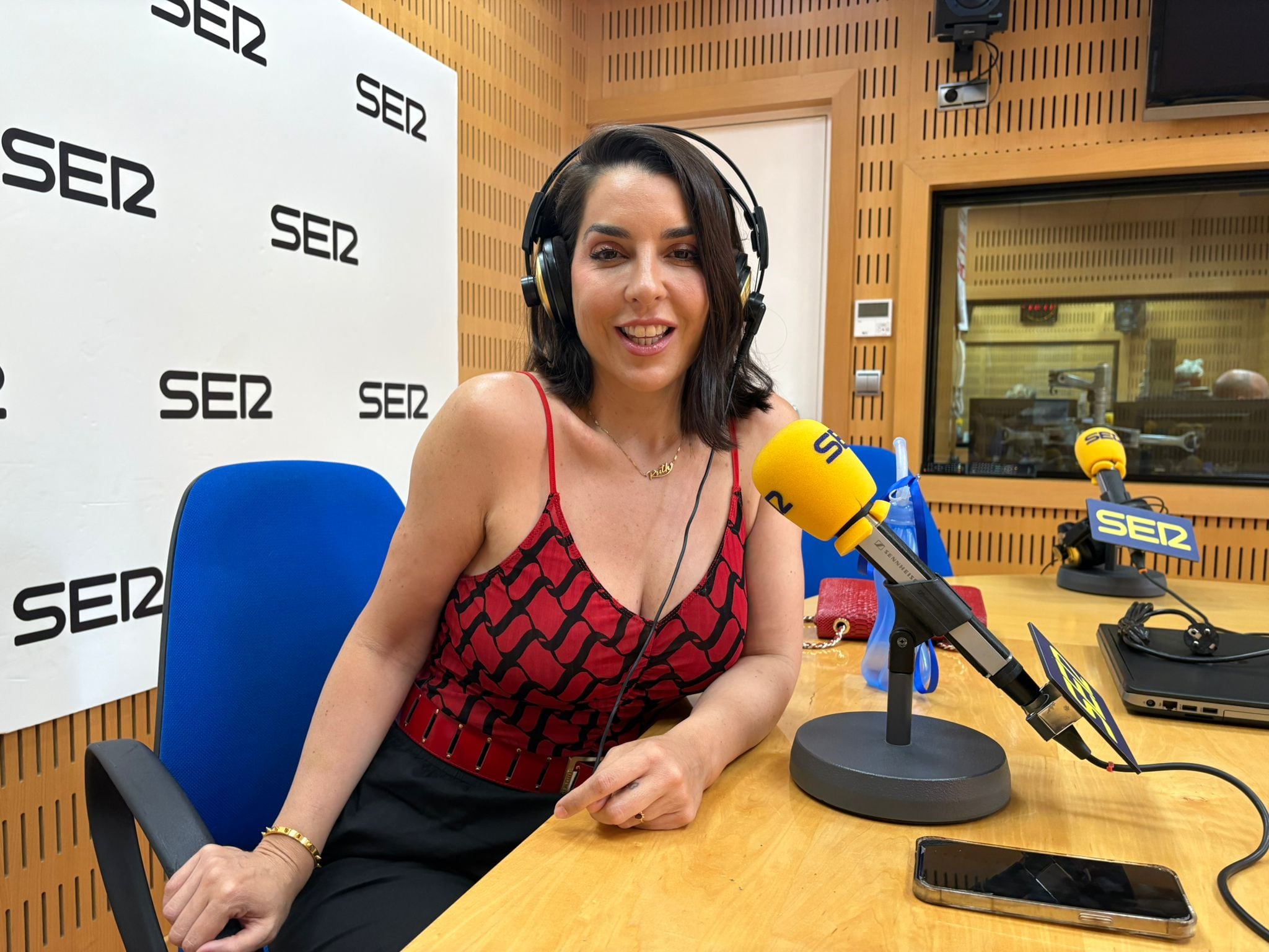La cantante Ruth Lorenzo en los estudios de Radio Murcia preparada para participar en el programa Hoy por hoy.