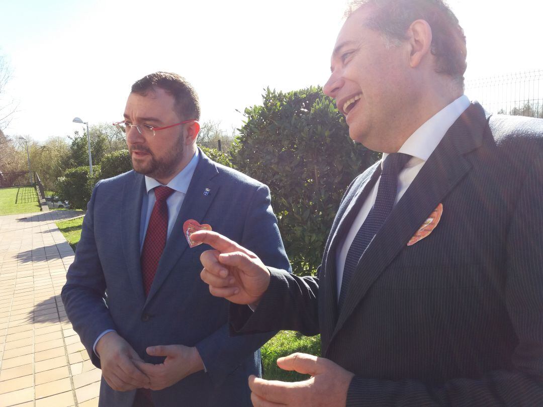 El presidente del Principado, Adrián Barbón junto al director de la Fundacion Vinjoy , Adolfo Rivas