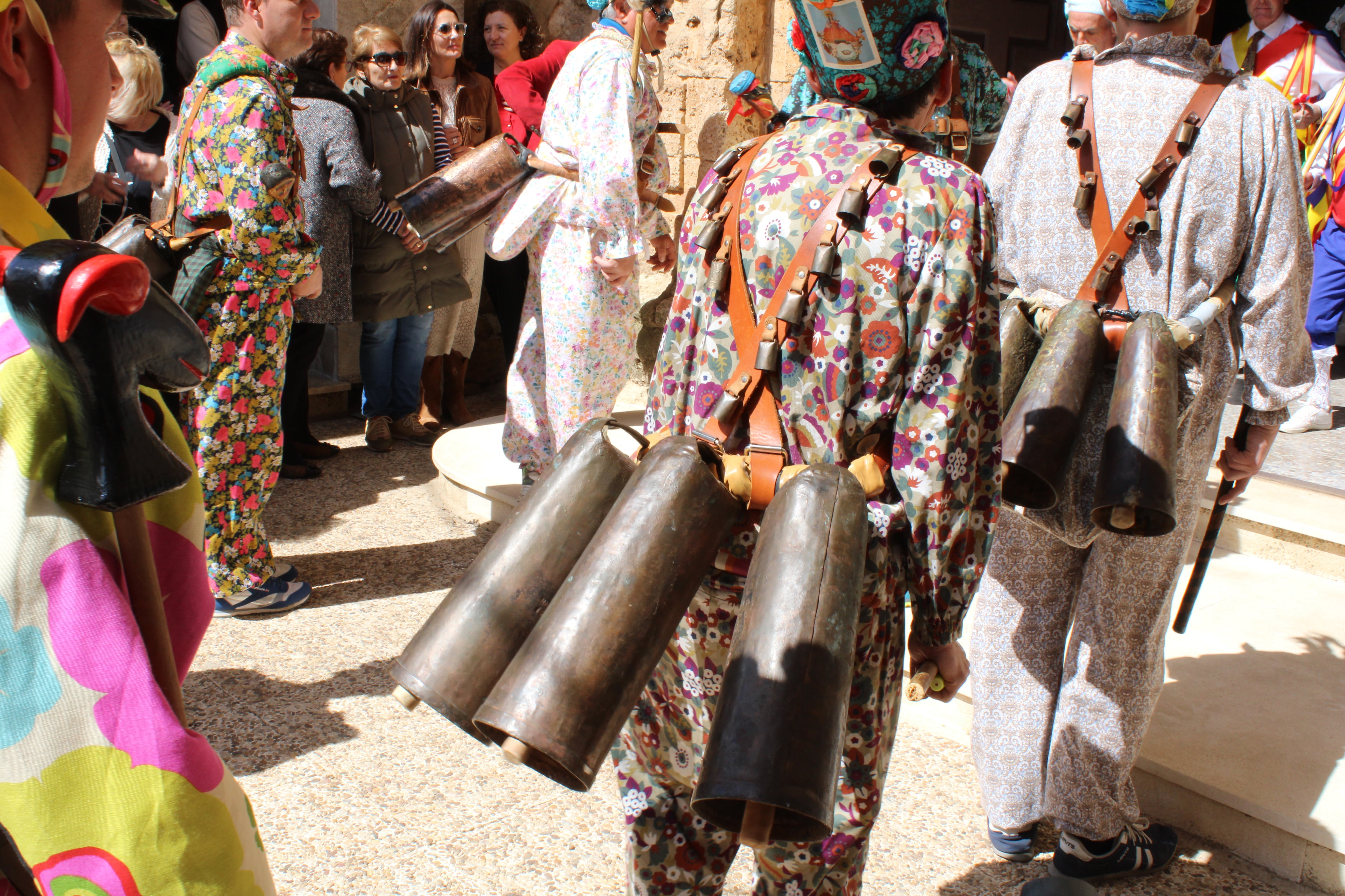 Diablos con sus cencerros en las fiestas de la Virgen de la Encarnación de El Hito (Cuenca),