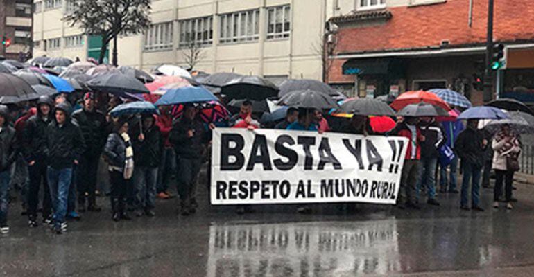 Las macro granjas, que conllevan una alta concentración de este desecho suponen un problema ambiental porque contamina el suelo, el subsuelo y hasta las aguas