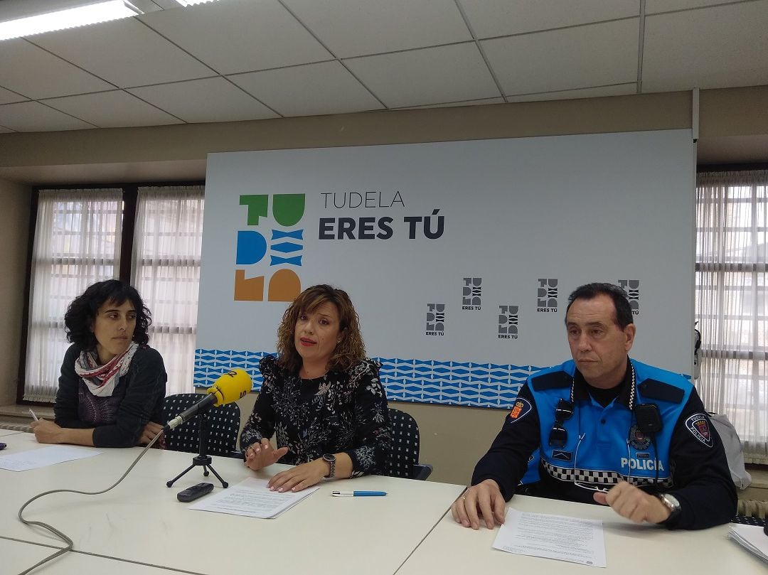 Marisa Marqués, concejala de Bienestar Social; Silvia Cepas, concejala de Juventud; y José Luis Santos, sargento de la Policía Local