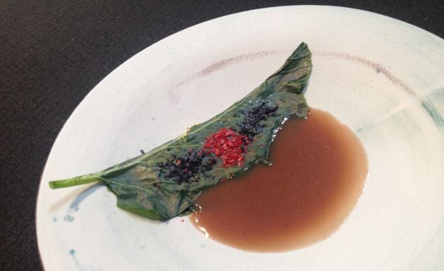 Hoja de tallo rellena de crema de maíz, con reducción de sopa de carne: la reinterpretación de un guiso tradicional de las montañas colombianas.