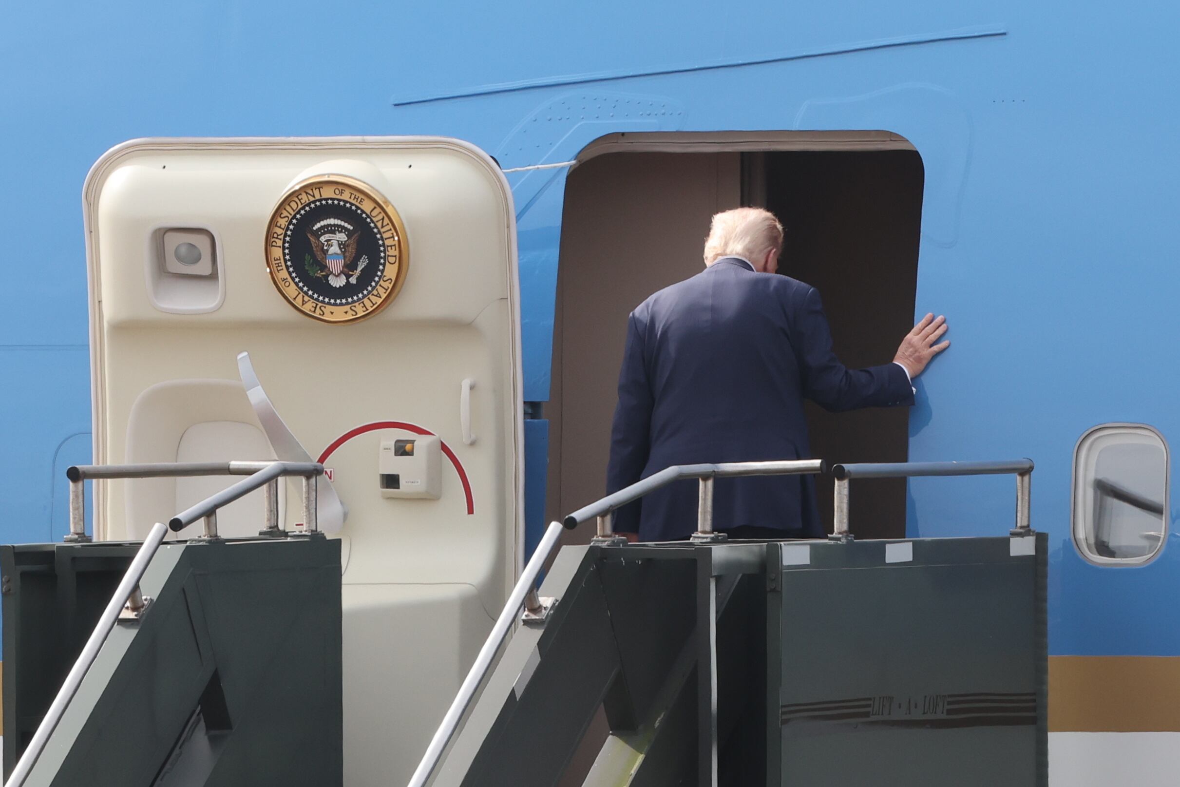 El presidente de EEUU, Donald Trump, embarca en el Air Force One en el aeropuerto de Gimhae en Busan (Corea del Sur).