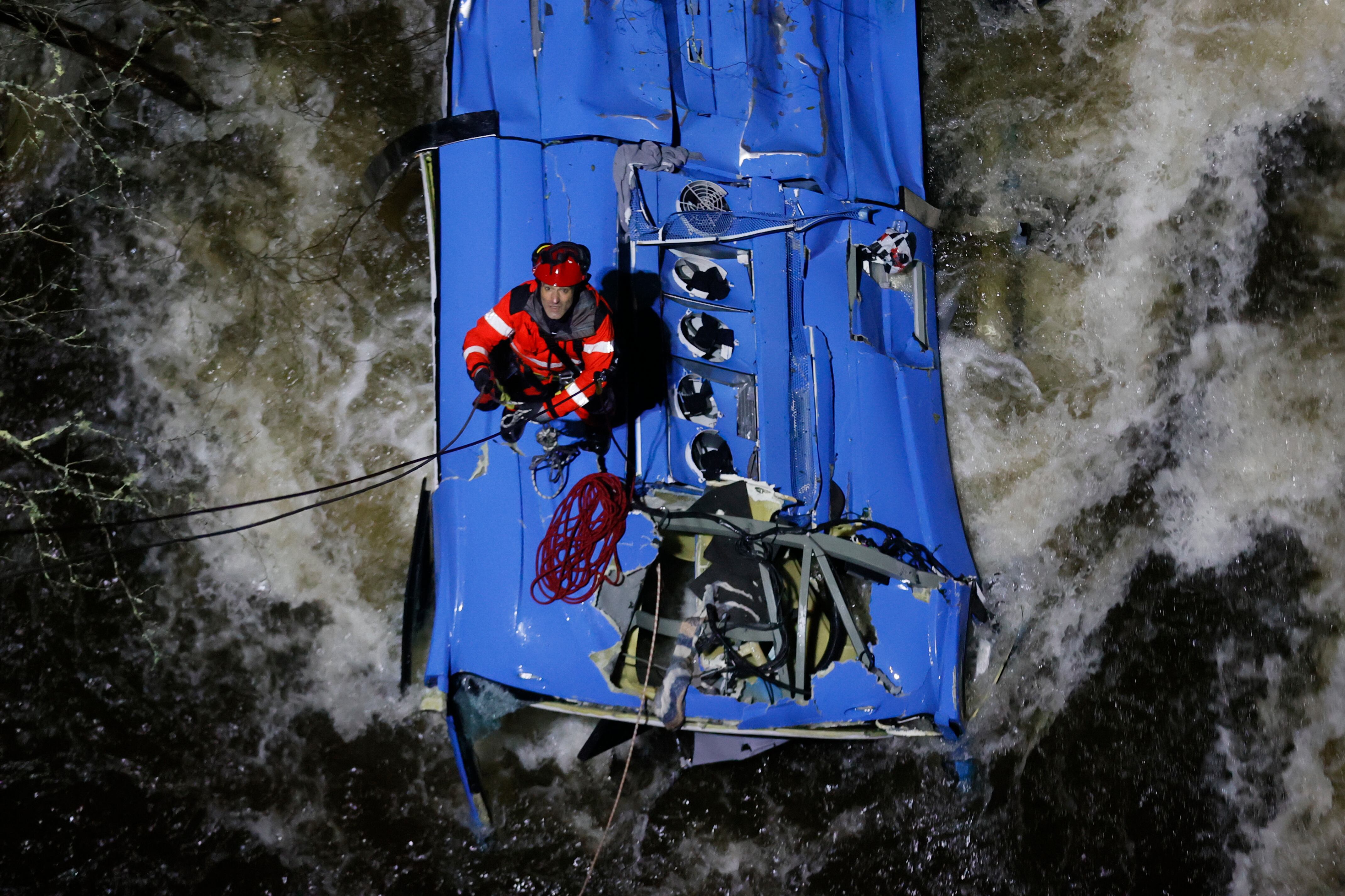 -FOTODELDÍA- CERDEDO-COTOBADE (PONTEVEDRA), 25/12/2022.- Los bomberos trabajan en el rescate de víctimas del autobús que se precipitó al río Lérez, tras caer de un puente, esta noche en Cerdedo-Cotobade (Pontevedra). El autobús de la compañía Monbus, que procedía del centro penitenciario de Monterroso (Lugo), se precipitó al río tras salirse de la vía en un puente y los equipos de emergencias ya han logrado rescatar al conductor y a una pasajera. EFE/Lavandeira jr
