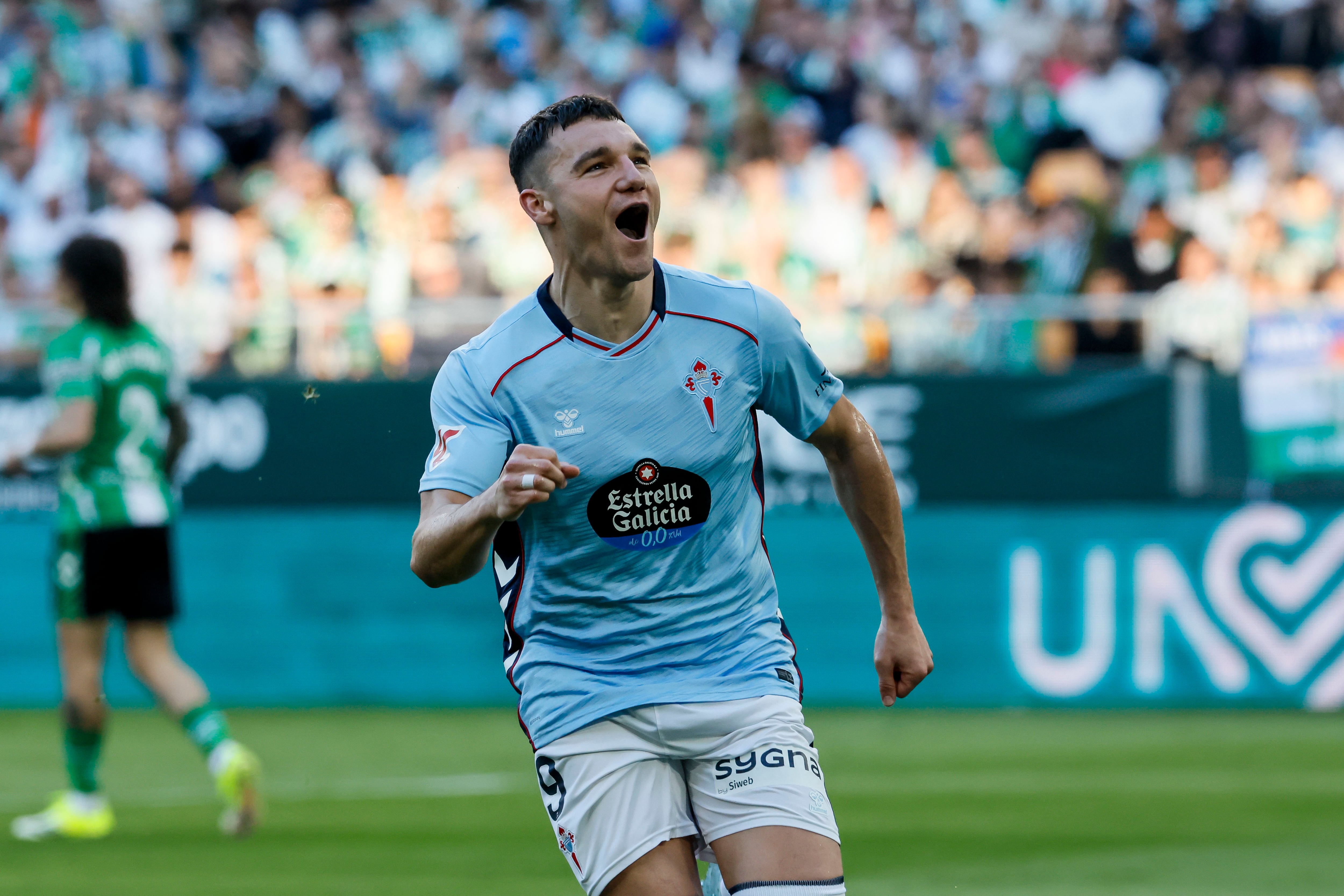 SEVILLA, 15/03/2026.- El delantero del Celta Ferran Jutglà celebra tras anotar el primer gol del equipo durante el partido de la jornada 28 de LaLiga EA Sports que Real Betis y Celta de Vigo disputan este domingo, en el Estadio La Cartuja de Sevilla. EFE/ José Manuel Vidal