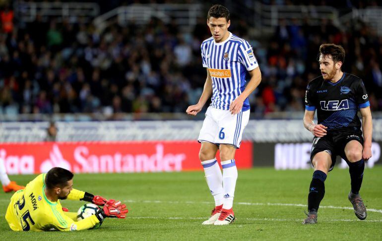 Moyá detiene un balón en presencia de Héctor Moreno e Ibai Gómez