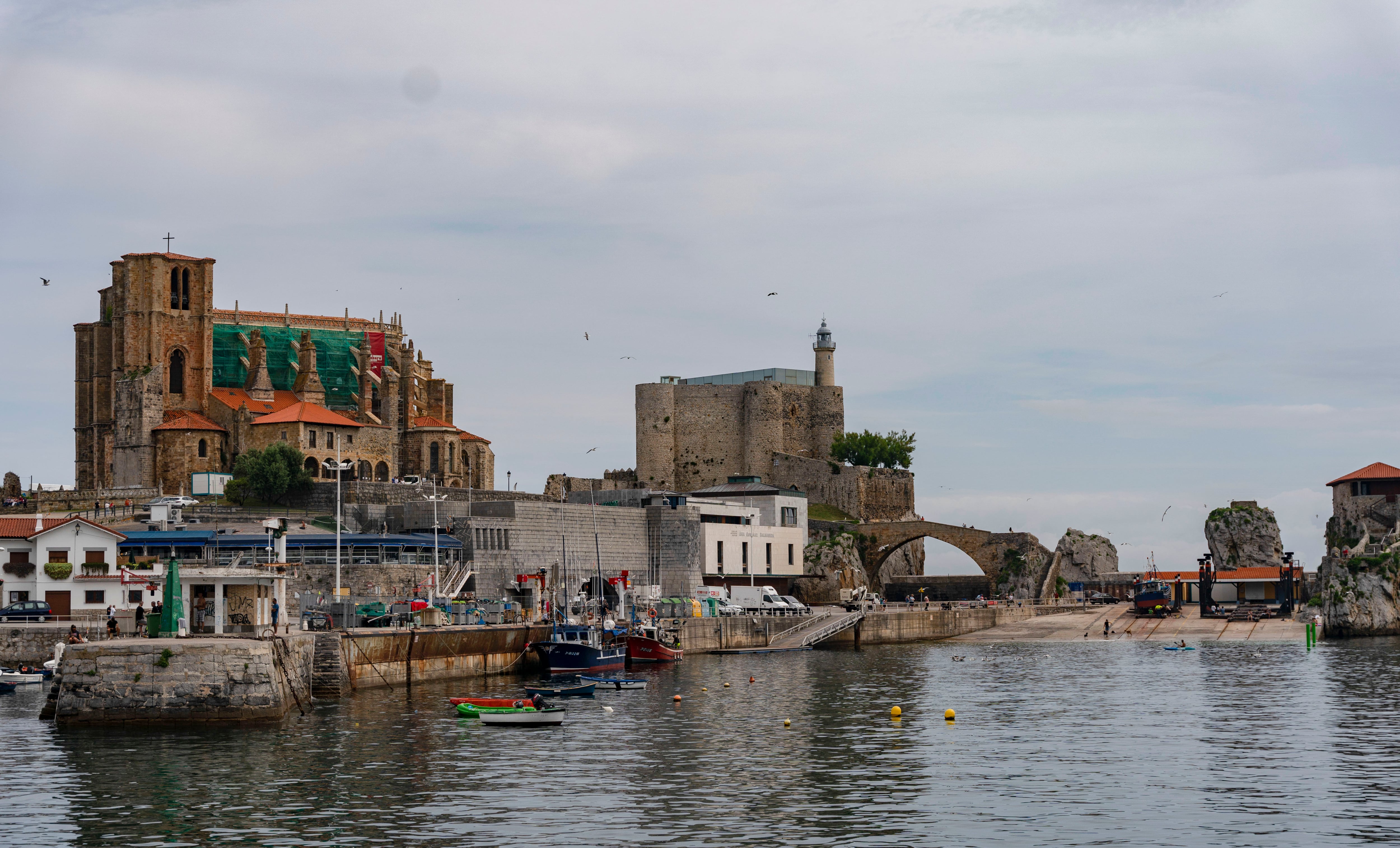 Vista del puerto en Castro Urdiales en Cantabria.