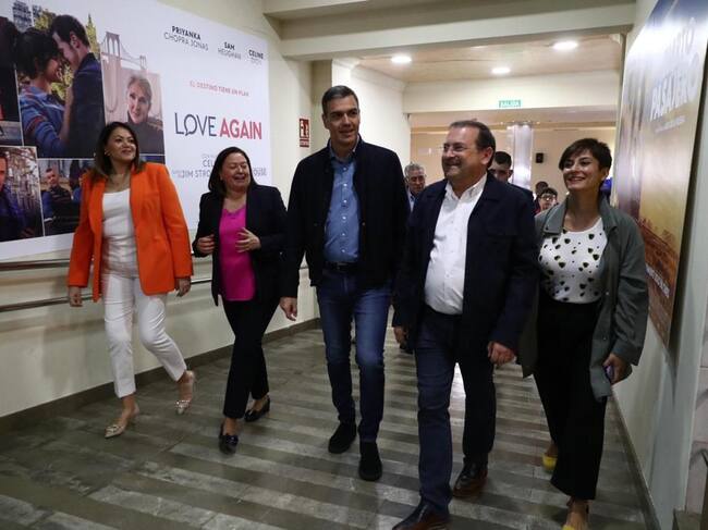 De izquierda a derecha, Esther y Raquel Ortega, Pedro Sánchez, Adolfo Muñiz e Isabel Rodríguez