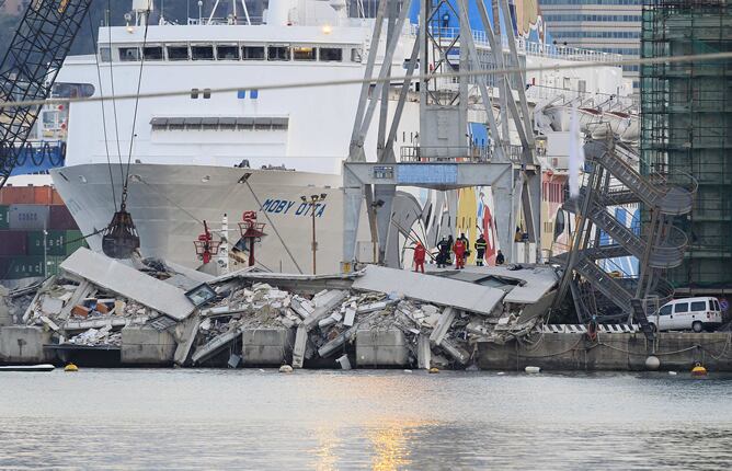 Tres personas murieron, cuatro resultaron heridas y varias están desaparecidas después de que un buque de carga perdió el control en el puerto de Génova (al norte de Italia) e impactó contra la torre de control y la derribó.