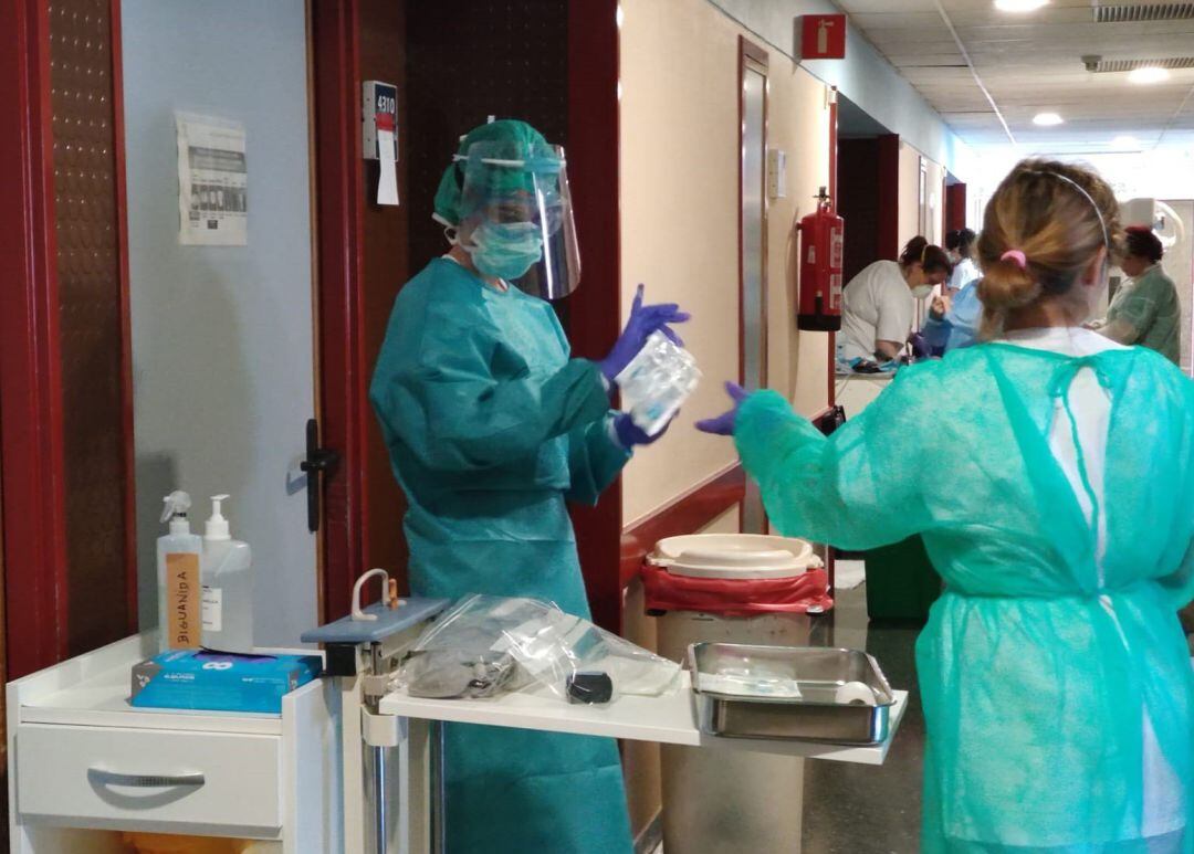 Atención en una planta Covid en el Hospital Universitario Juan Ramón Jiménez de Huelva