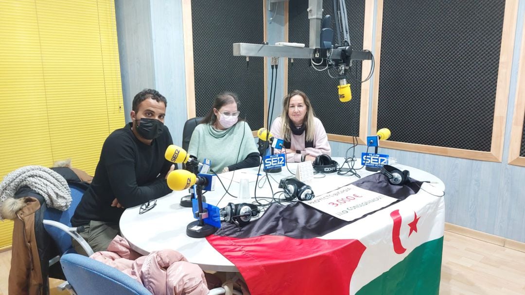 Momento de la entrevista, de izquierda a derecha, Mohamed Salem, Franma Ruiz y María Montavez