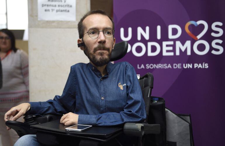 El secretario de Organización de Podemos, Pablo Echenique, participa en un acto de campaña en Cantabria