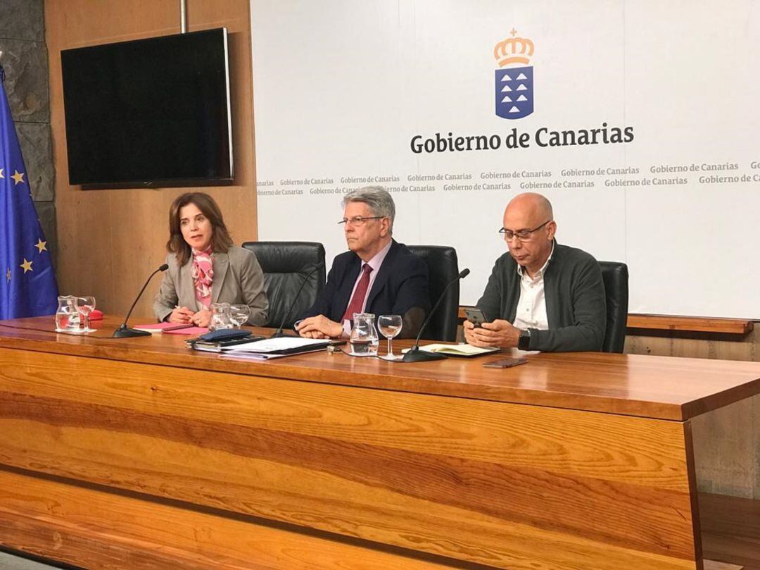 De izquierda a derecha,Teresa Cruz Oval, Julio Pérez y Domingo Núñez Gallo, durante la rueda de prensa.