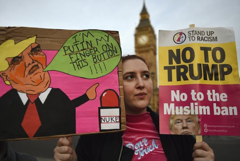 Varias personas manifiestan con pancartas a las afueras del Parlamento en Londres, Reino Unido, hoy, 20 de febrero de 2017