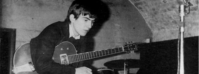 George Harrison durante una de las últimas actuaciones de la banda en el local en 1963