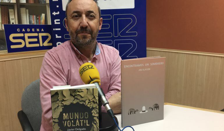 Chema Contreras, director de Rincón Literario, posa con las recomendaciones literarias de la semana