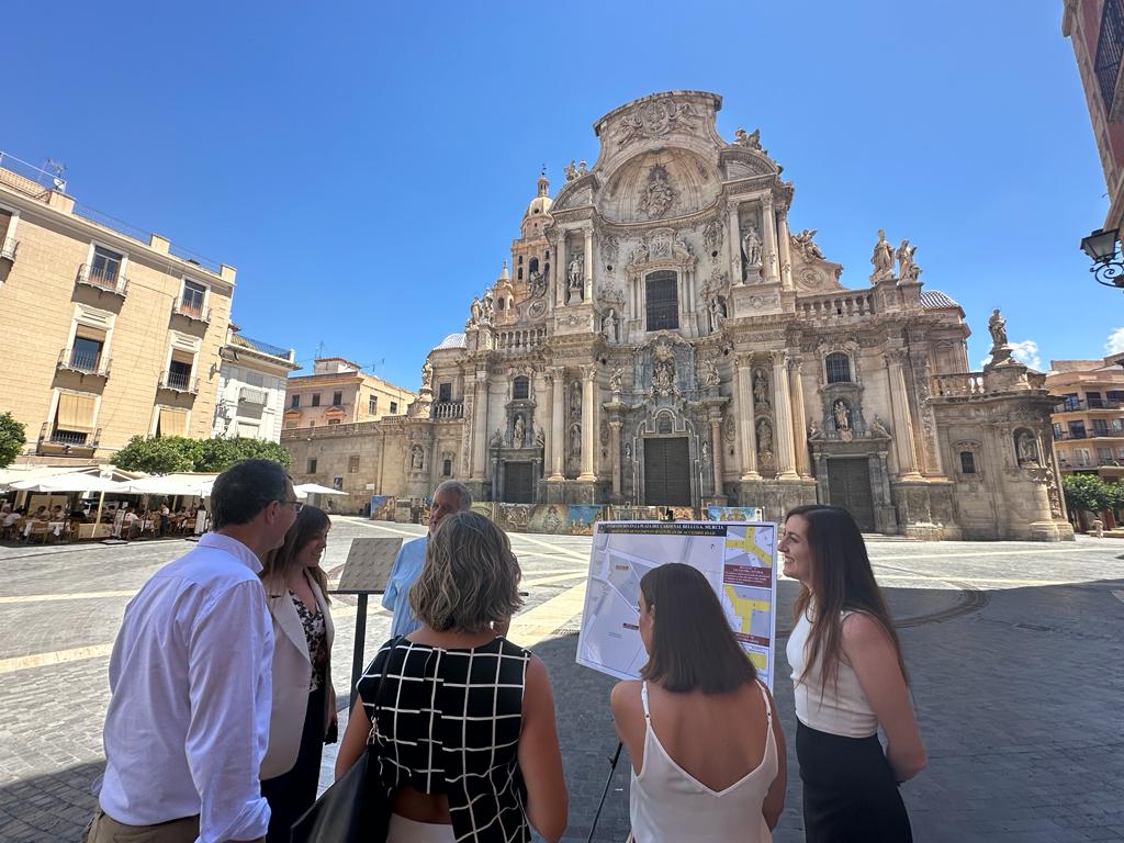 Presentación del nuevo pavimento accesible que se instalará en la plaza Cardenal Belluga, que ha sido diseñado por el estudio del arquitecto Rafael Moneo