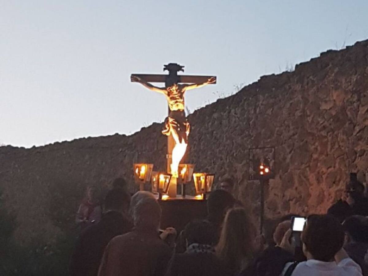 El mal tiempo obliga a trasladar el via crucis de los Carmelitas al interior de la iglesia