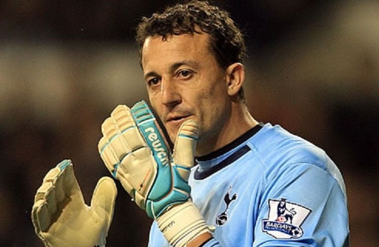 César con la equipación del Tottenham