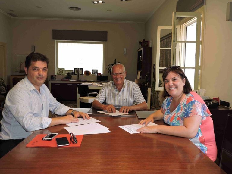 Momento de la firma del convenio entre el alcalde de Dénia, Vicent Grimalt, y el gerente de Aqualia, Manuel Rosado. 
