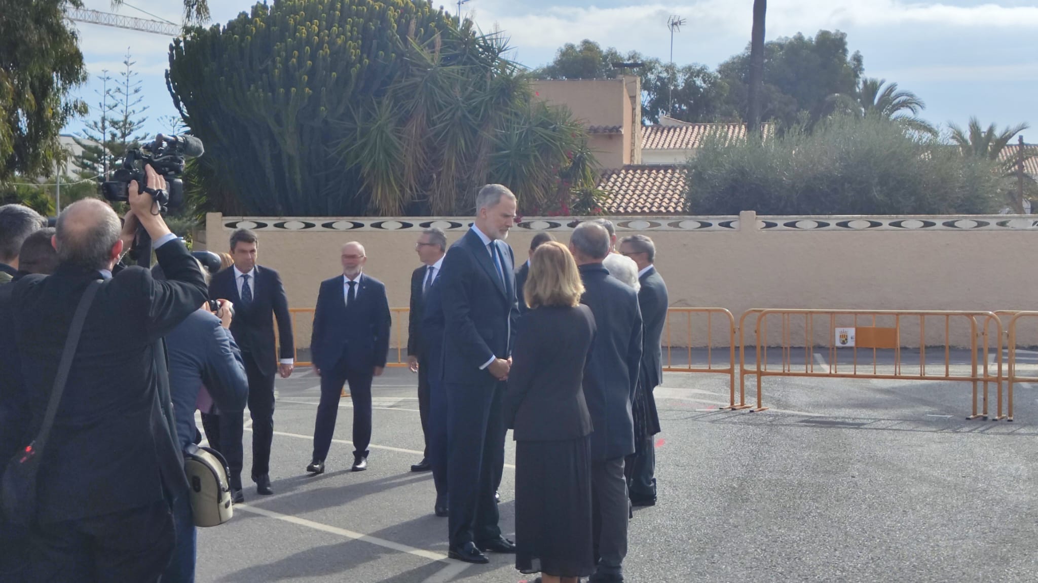 El rey Felipe VI, a su llegada a El Campello, saludando a los familiares de Rafael Altamira y autoridades alicantinas