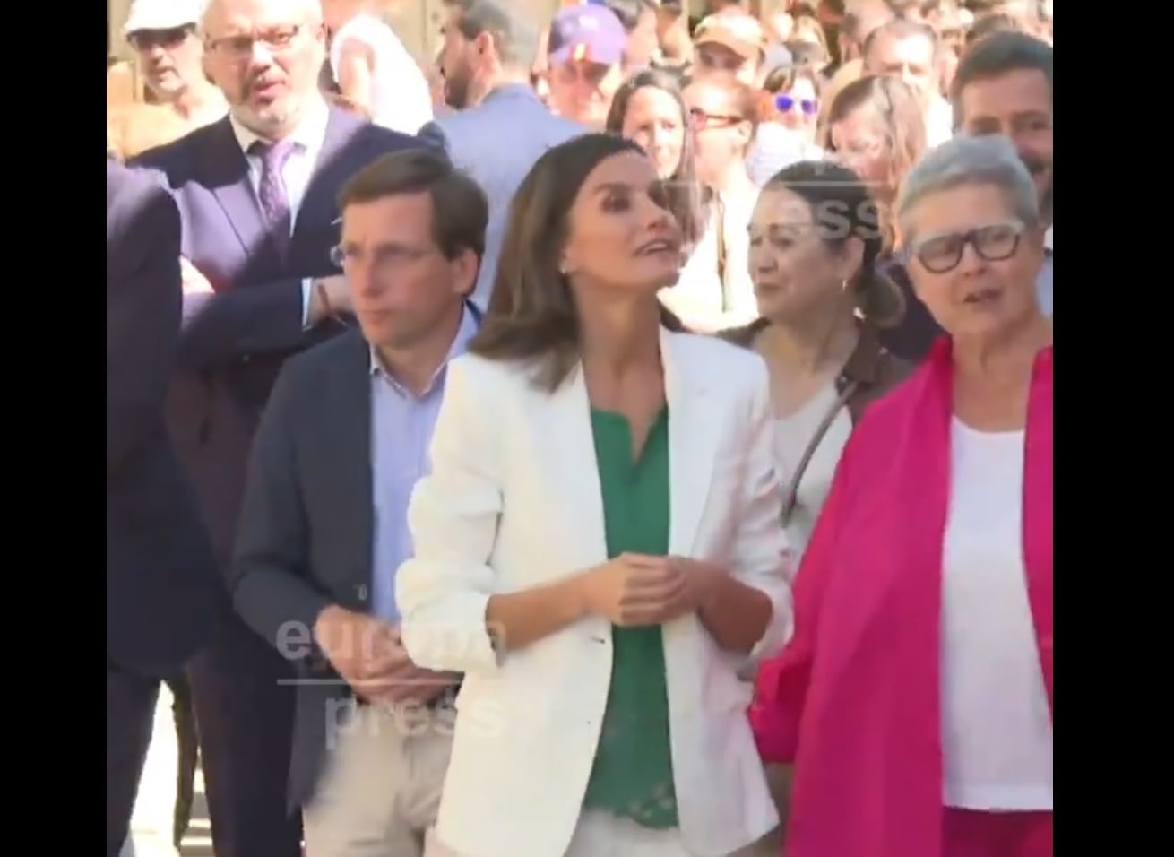 La reina Letizia acude a la Feria del Libro y un micrófono abierto capta este curioso comentario.