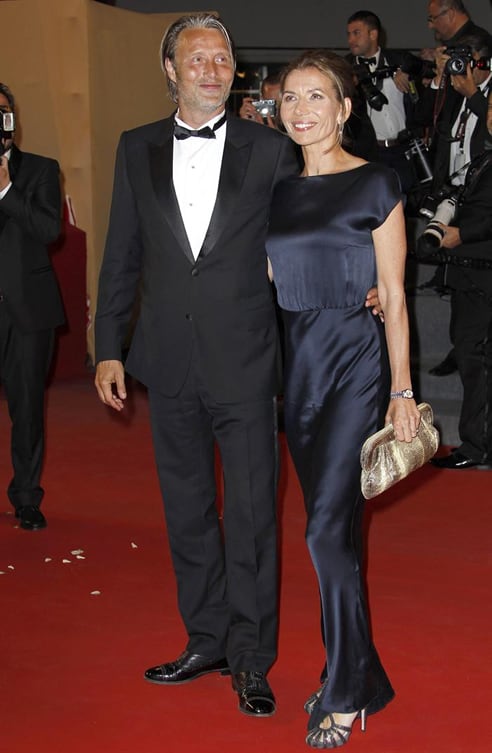 Mads Mikkelsen y su esposa en la alfombra roja presentando 'Michael Kohlhaas'