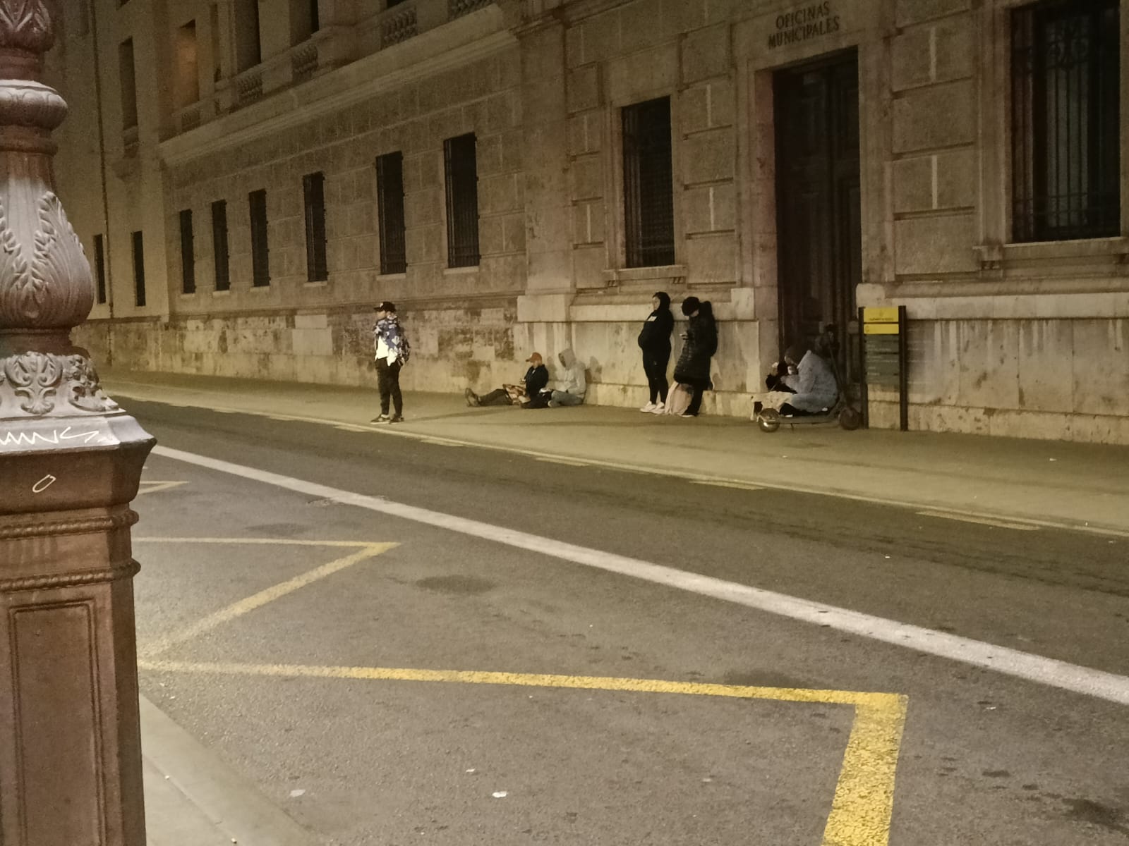 Ciudadanos hacen cola de madrugada en oficina del padrón en València