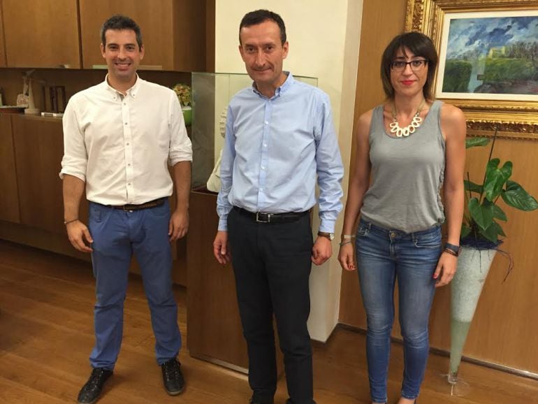 El nuevo director de museos con el alcalde y la concejala de Cultura