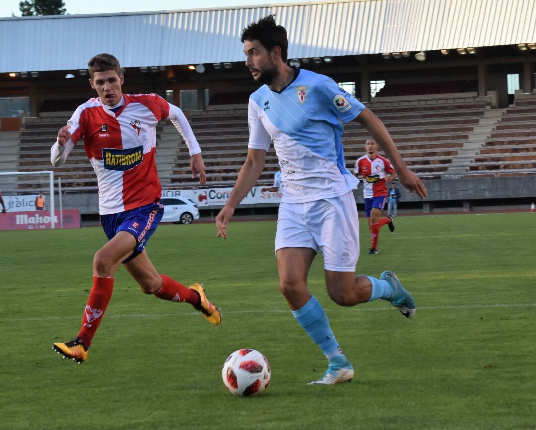 Santi Gegunde, con el balón, en el partido ante el Arosa 