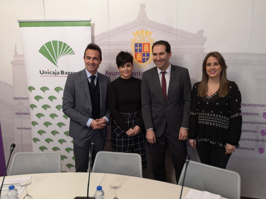 Se ha firmado el convenio de colaboración entre Unicaja Banco y el Ayuntamiento de Palencia para un photocall navideño en la plaza de la Catedral