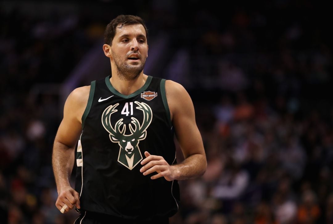 Nikola Mirotic con la elástica de los Bucks.