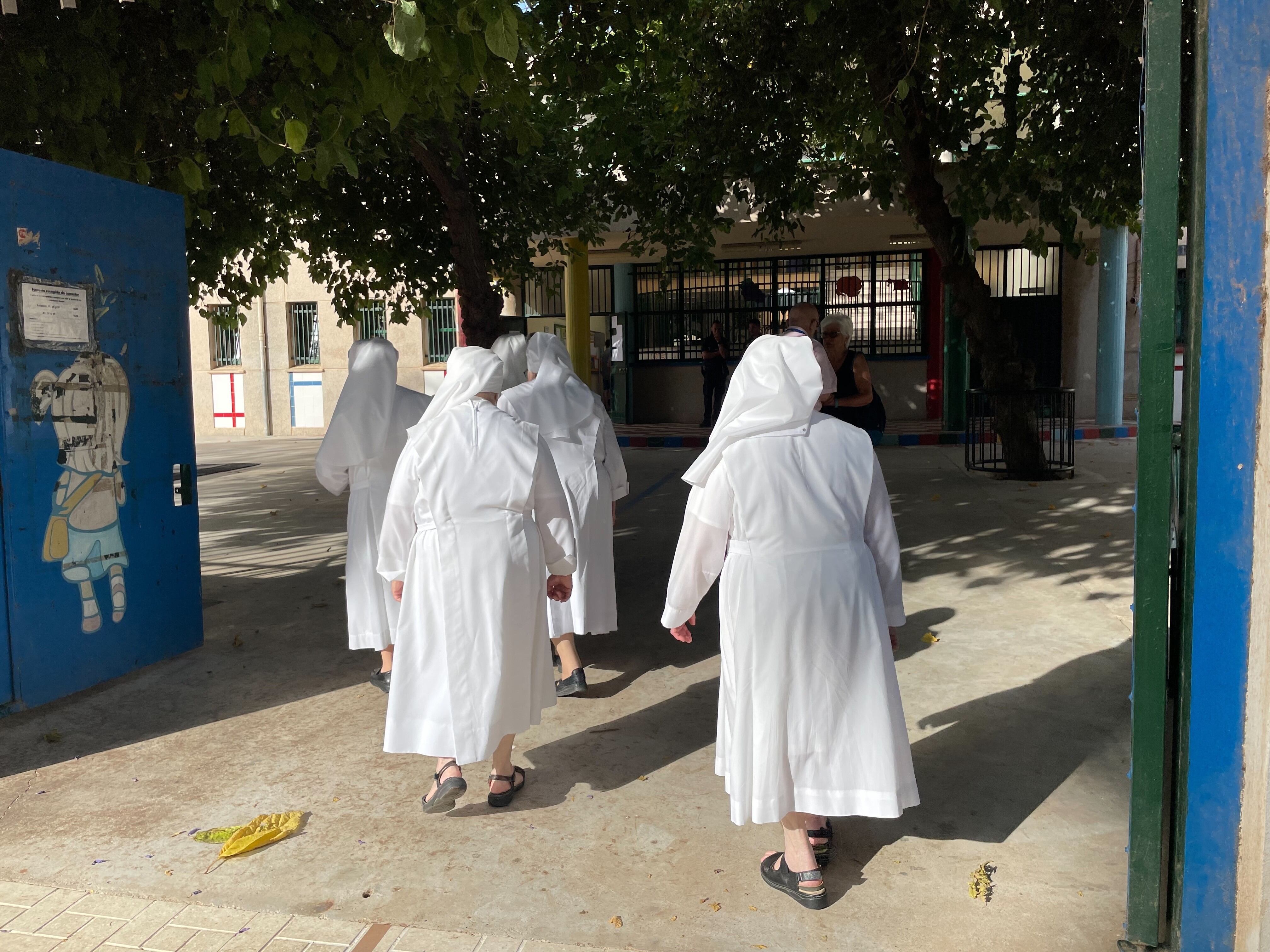 Monjas entrando en el colegio electoral de Málaga para votar este domingo